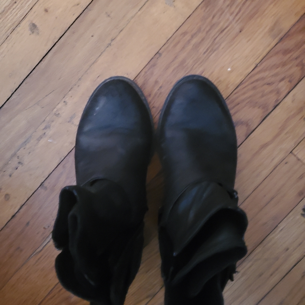 Buckle strap boots